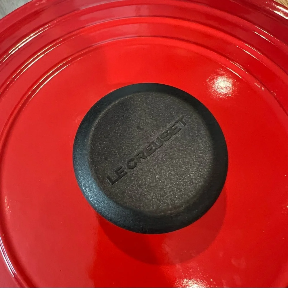 NEW LE CREUSET 5.5 QT Signature Round Dutch Oven Cast Iron Casserole Red